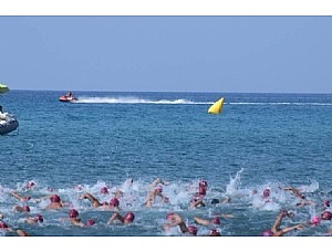 Trescientas personas nadan en favor de las enfermedades raras en la I Travesía Solidaria Playas de La Azohía