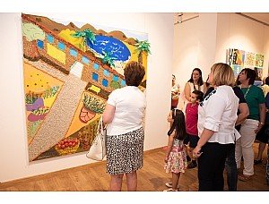 La exposición “Tres Colores” muestra la creatividad artística de los alumnos de Primaria y Secundaria del municipio