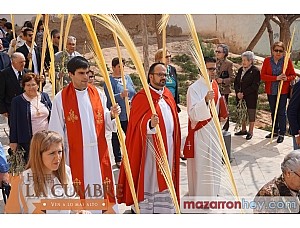 Multitud de fieles acompañan con sus palmas el Domingo de Ramos en Mazarrón