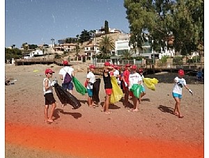Cruz Roja organiza una jornada de limpieza de playas en Mazarrón