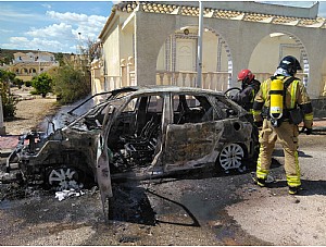 Arde un coche en la urbanización Camposol