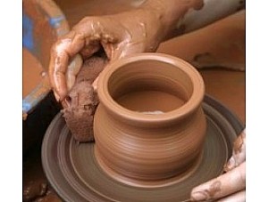 La Asociación 'Torre de Santa Elena' propone un taller de cerámica.