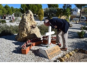 La comunidad británica de Mazarrón recuerda en el Jardín de la Memoria de Camposol a sus militares fallecidos