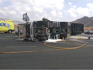 Servicios de emergencias han atendido y trasladado al hospital al conductor de un camión que ha volcado en Mazarrón