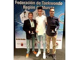 Miembros del Club Taekwondo Mazarrón homenajeados en la XXVII gala de la federación de la Región de Murcia