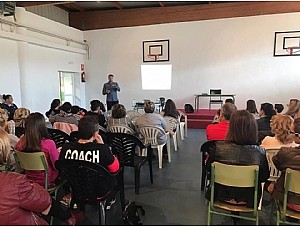Padres, madres y alumnos asisten a la charla del Doctor Juanjo López en el CEIP La Cañadica