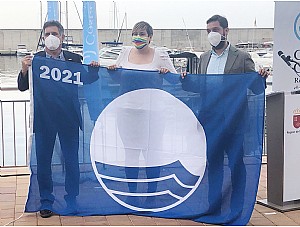 Mazarrón recibe las banderas azules que ondearán en diez playas 