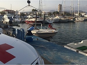 Efectivos del Plan Copla han rescatado esta pasado Sábado por la tarde una embarcación que estaba hundiéndose a media milla del Faro de Mazarrón con 8 personas a bordo 