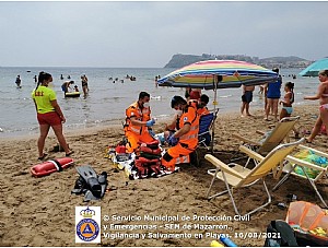 Un socorrista acude al auxilio de un hombre en la playa del Rihuete