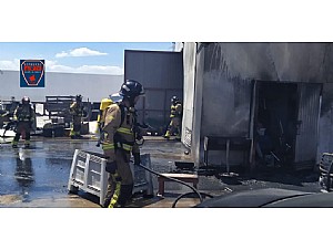 Sofocado el incendio declarado en almacén de vehículos en Mazarrón