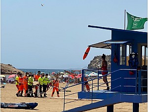 Servicios de emergencia rescatan a un bañista en la playa de la Reya 