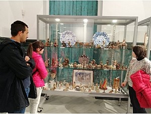 Los usuarios del Centro de Día de personas con discapacidad visitan la exposición de Belenes de Salvador Jorquera