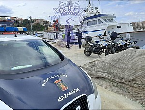 Bomberos acuden a una vía de agua en un buque pesquero en Puerto de Mazarrón