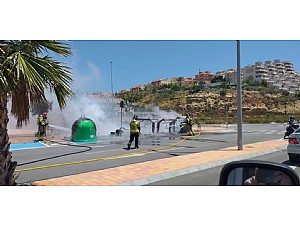 Arden varios contenedores en Puerto de Mazarrón