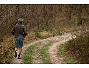 Salud aconseja realizar actividad física moderada a las personas mayores para evitar caídas