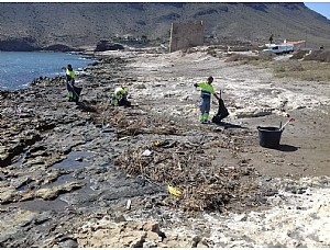 Medio Ambiente retira 1.500 kilos de plásticos y otros residuos arrastrados a las playas de Calnegre por las fuertes lluvias