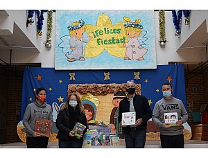 Reparto de libros en los colegios del municipio por Navidad