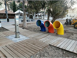 Instalan nuevas papeleras para separar residuos en las playas del municipio 