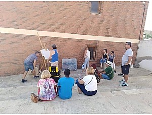 El artista Daniel Parra reúne a una quincena de alumnos en un taller de pintura acrílica urbana