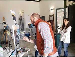 El taller de pintura de Cristóbal Pérez forma a veinte alumnos