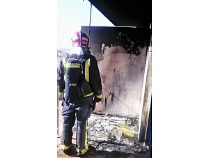 Bomberos del CEIS apagan el incendio en el balcón de un piso en Mazarrón