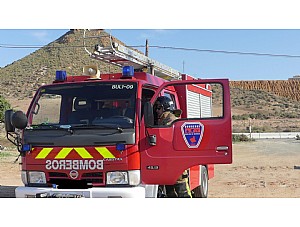 Bomberos intervienen en el incendio de un contenedor y un vehículo en Puerto de Mazarrón 