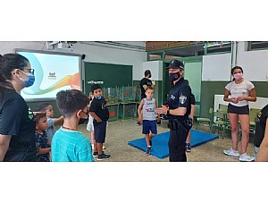 Policía Local de Mazarrón visita la Escuela de Verano Inclusiva de D´Genes