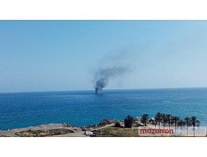 Incendio de una embarcación frente a la Playa de Percheles
