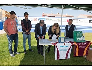 La FFRM dona tres nuevos desfibriladores para los campos de fútbol municipales y en el Pabellón de La Cañadica