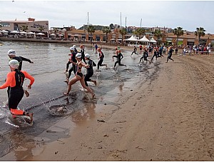 Miguel Bou y Soraya Pérez se imponen en la travesía a nado de Puerto de Mazarrón