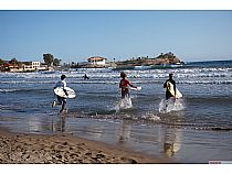 La playa de La Reya acogió un año más la celebración de ‘Surfito Bahía de Mazarrón’  - Foto 11