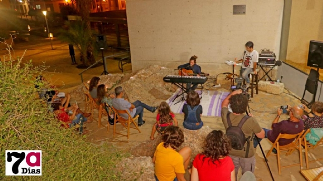 Poesía y música a la luz de las velas en Los Baños