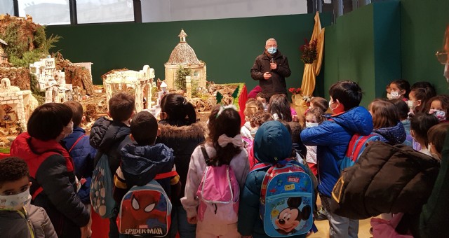 Visita del CEIP Príncipe de España al Belén Municipal.