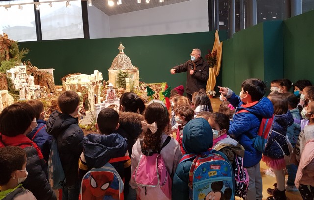 Visita del CEIP Príncipe de España al Belén Municipal.