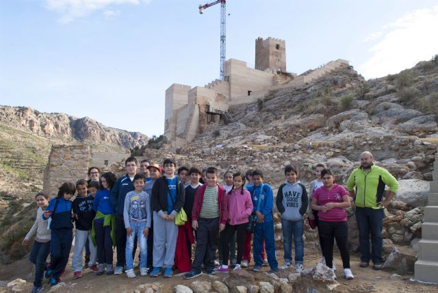 Numerosos escolares de la localidad visitan el Castillo.