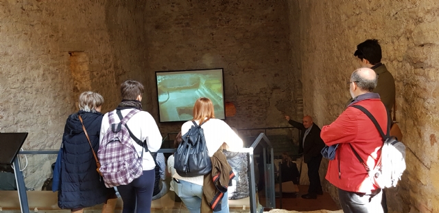 Alumnos de la Universidad de Murcia visitan el Museo Arqueológico Los Baños