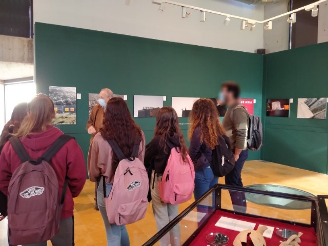 Estudiantes del IES Miguel Hernández visitan la exposición ´De la excavación al museo