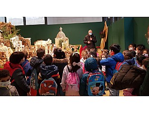 Visita del CEIP Príncipe de España al Belén Municipal.