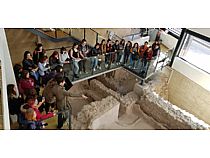 Alumnos de la Universidad de Murcia visitan el Museo Arqueológico Los Baños - Foto 3