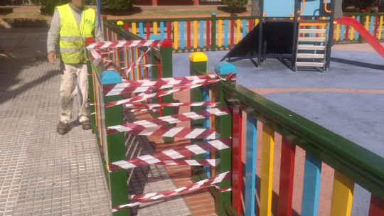 El Ayuntamiento repara las solerías de 13 parques infantiles de la ciudad de Cadiz. diariodecadiz.es