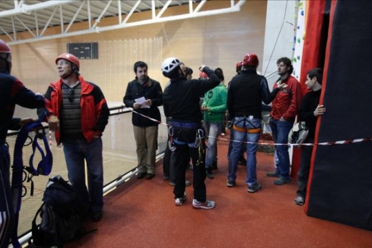 Pavimentos Infantiles realiza el caucho continuo In situ del Rocodromo del Pabellon Cagigal