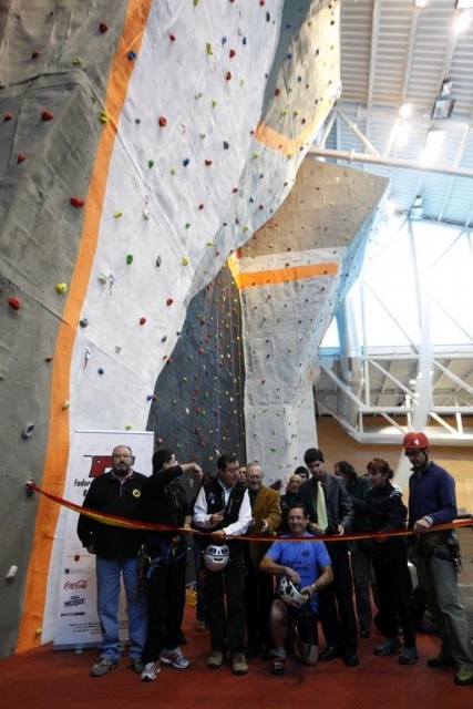 Pavimentos Infantiles realiza el caucho continuo In situ del Rocodromo del Pabellon Cagigal