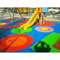 Instalacion de caucho continuo en parque en granada, con realizacion de varios dibujos y combinación de colores.