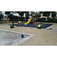 pavimento continuo en sbr encapsulado y zonas de roce en epdm