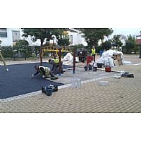 pavimento continuo en sbr encapsulado y zonas de roce en epdm