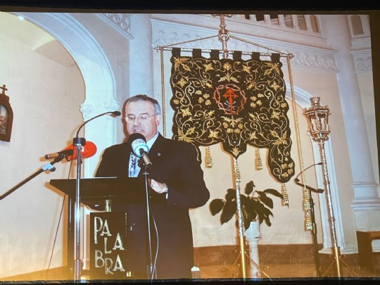 Pelegrín Martínez Porlán, recibe un reconocimiento como antiguo presidente del Ilustre Cabildo Superior de Procesiones de Totana.