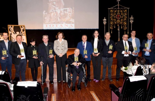 Pelegrín Martínez Porlán, recibe un reconocimiento como antiguo presidente del Ilustre Cabildo Superior de Procesiones de Totana.