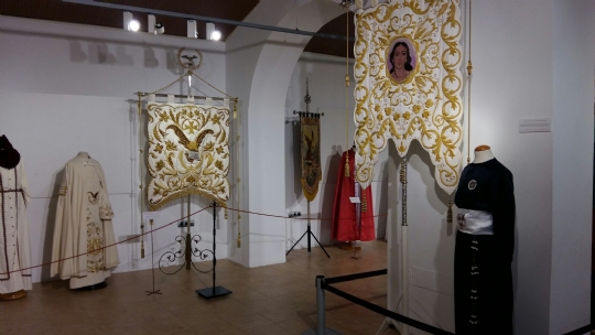 La Hermandad de San Juan Evangelista de Totana, participa en una exposición en Alhama de Murcia