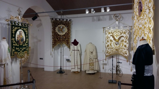 La Hermandad de San Juan Evangelista de Totana, participa en una exposición en Alhama de Murcia