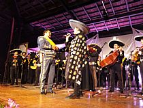 La Tuna de Medicina de Murcia, cantando junto a Jorge Torres “El Gallo de México” y sus Mariachis en la Gala de Clausura del XXIX Certamen Internacional de Tunas “Costa Cálida”.